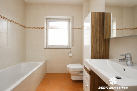 BERK Immobilien – Großzügiges REH mit sonniger Terrasse, Balkon und viel Platz für die ganze Familie - DG Badezimmer (125302)