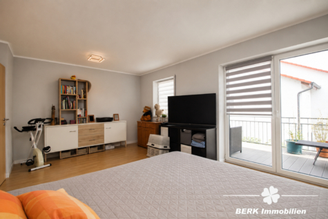 BERK Immobilien – Großzügiges REH mit sonniger Terrasse, Balkon und viel Platz für die ganze Familie - OG Schlafzimmer (125297)