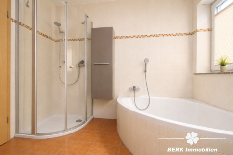 BERK Immobilien – Großzügiges REH mit sonniger Terrasse, Balkon und viel Platz für die ganze Familie - OG Badezimmer (125298)