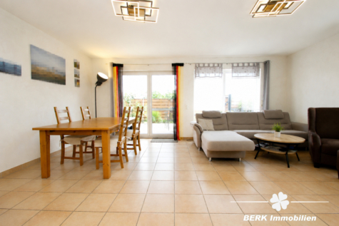 BERK Immobilien – Großzügiges REH mit sonniger Terrasse, Balkon und viel Platz für die ganze Familie - EG Wohnzimmer (125291)