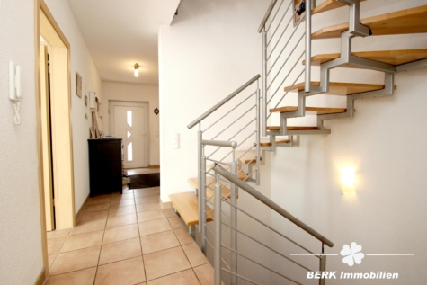 BERK Immobilien – Großzügiges REH mit sonniger Terrasse, Balkon und viel Platz für die ganze Familie - EG Flur (125289)