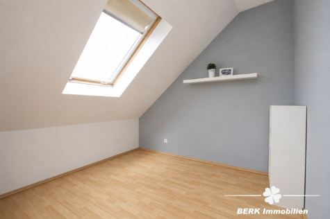 BERK Immobilien – Großzügiges REH mit sonniger Terrasse, Balkon und viel Platz für die ganze Familie - DG Zimmer II (125301)