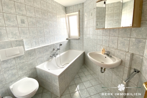 BERK Immobilien – Gepflegte Eigentumswohnung mit zwei Balkonen fußläufig zu Altstadt und Main in Seligenstadt - Badezimmer (126019)