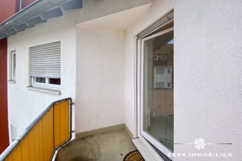BERK Immobilien – Gepflegte Eigentumswohnung mit zwei Balkonen fußläufig zu Altstadt und Main in Seligenstadt - Balkon Küche (126022)