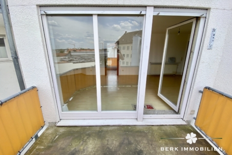 BERK Immobilien – Gepflegte Eigentumswohnung mit zwei Balkonen fußläufig zu Altstadt und Main in Seligenstadt - Balkon am Wohnzimmer (126021)
