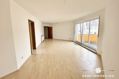 BERK Immobilien – Gepflegte Eigentumswohnung mit zwei Balkonen fußläufig zu Altstadt und Main in Seligenstadt - Wohn-Ess-Zimmer (2) (126015)