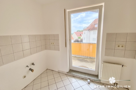 BERK Immobilien – Gepflegte Eigentumswohnung mit zwei Balkonen fußläufig zu Altstadt und Main in Seligenstadt - Küche (126016)