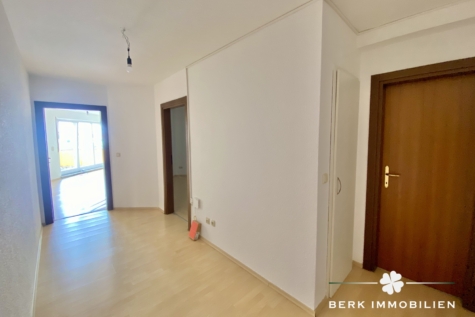 BERK Immobilien – Gepflegte Eigentumswohnung mit zwei Balkonen fußläufig zu Altstadt und Main in Seligenstadt - Flur (126020)