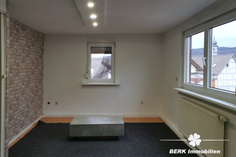 BERK Immobilien – Zwei voll vermietete Häuser zum kleinen Preis – Anlageobjekt mit Rendite in Eschau - Zimmer rechtes Haus (124853)