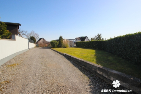 RESERVIERT – BERK Immobilien – Baugrundstück mit ca. 360 m² in Haibach mit traumhaftem Weitblick - Blick von der Straße (117360)