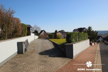 BERK Immobilien – Baugrundstück mit ca. 360 m² in Haibach mit traumhaftem Weitblick - Straßenansicht (112117)