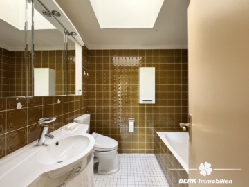 BERK Immobilien – Privates Wohnidyll im Grünen – Stilvoll leben auf parkähnlichem Grundstück - Bad Anbau (104586)