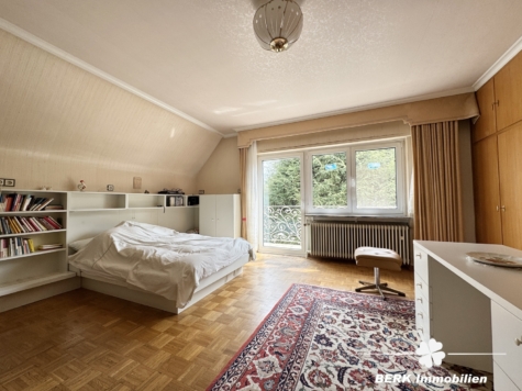 BERK Immobilien – Privates Wohnidyll im Grünen – Stilvoll leben auf parkähnlichem Grundstück - Schlafzimmer 1 (118442)