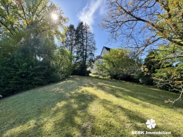BERK Immobilien – Privates Wohnidyll im Grünen – Stilvoll leben auf parkähnlichem Grundstück - Garten Rückseite (104578)