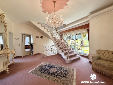 BERK Immobilien – Privates Wohnidyll im Grünen – Stilvoll leben auf parkähnlichem Grundstück - Empfangshalle (118430)