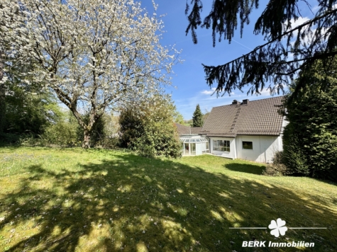 BERK Immobilien – Privates Wohnidyll im Grünen – Stilvoll leben auf parkähnlichem Grundstück - Rückansicht (118426)