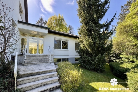 BERK Immobilien – Privates Wohnidyll im Grünen – Stilvoll leben auf parkähnlichem Grundstück - Vorderansicht (118425)