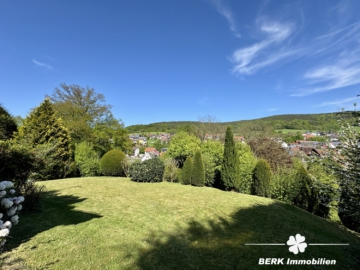 BERK Immobilien – Privates Wohnidyll im Grünen – Stilvoll leben auf parkähnlichem Grundstück - Vorgarten (104577)