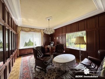 BERK Immobilien – Privates Wohnidyll im Grünen – Stilvoll leben auf parkähnlichem Grundstück - Bibliothek (104588)