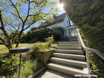 BERK Immobilien – Privates Wohnidyll im Grünen – Stilvoll leben auf parkähnlichem Grundstück - Treppenaufgang (104566)