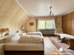 Schlafzimmer 2 - BERK Immobilien – Privates Wohnidyll im Grünen – Stilvoll leben auf parkähnlichem Grundstück