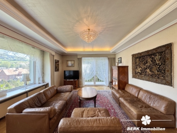 BERK Immobilien – Privates Wohnidyll im Grünen – Stilvoll leben auf parkähnlichem Grundstück - Wohnzimmer (104571)