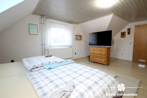 BERK IMMOBILIEN – Renovierte Wohnung in Mainnähe - Schlafzimmer DG (116985)