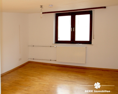 BERK IMMOBILIEN – Renovierte Wohnung in Mainnähe - Wohnzimmer (116981)