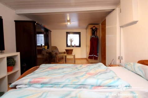 BERK IMMOBILIEN – Renovierte Wohnung in Mainnähe - Schlafzimmer OG (116982)