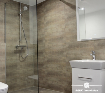 BERK IMMOBILIEN – Renovierte Wohnung in Mainnähe - Badezimmer (112163)
