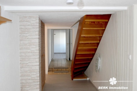 BERK IMMOBILIEN – Renovierte Wohnung in Mainnähe - Treppe (116984)