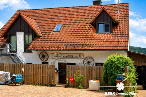BERK Immobilien – Besonderes EFH mit großem Wintergarten und Garten in Eschau-Sommerau zu verkaufen - Eingang Innenhof (123116)