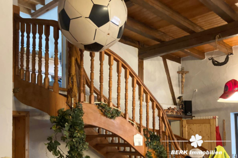 BERK Immobilien – Besonderes EFH mit großem Wintergarten und Garten in Eschau-Sommerau zu verkaufen - Treppe (123123)