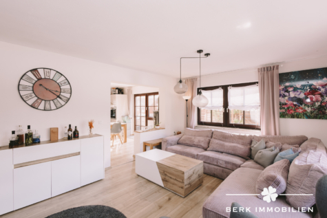 BERK Immobilien – Ihr Rückzugsort in Gailbach. 4 Zi. ETW mit privater Terrasse, Kaminofen und Gartennutzung - Wohnzimmer (129290)