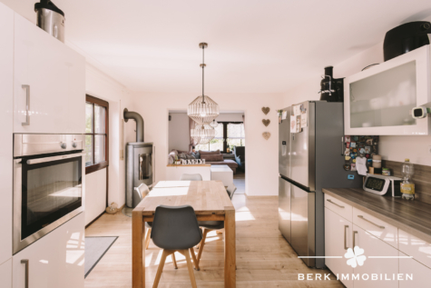 BERK Immobilien – Ihr Rückzugsort in Gailbach. 4 Zi. ETW mit privater Terrasse, Kaminofen und Gartennutzung - Küche (129292)