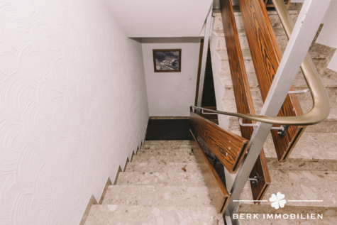 BERK Immobilien – Ihr Rückzugsort in Gailbach. 4 Zi. ETW mit privater Terrasse, Kaminofen und Gartennutzung - Treppenhaus (129302)