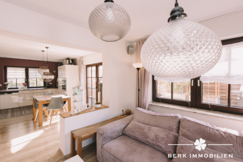 BERK Immobilien – Ihr Rückzugsort in Gailbach. 4 Zi. ETW mit privater Terrasse, Kaminofen und Gartennutzung - Wohnzimmer (129288)