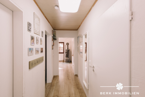 BERK Immobilien – Ihr Rückzugsort in Gailbach. 4 Zi. ETW mit privater Terrasse, Kaminofen und Gartennutzung - Flur (129299)