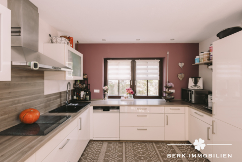 BERK Immobilien – Ihr Rückzugsort in Gailbach. 4 Zi. ETW mit privater Terrasse, Kaminofen und Gartennutzung - Küche (129291)