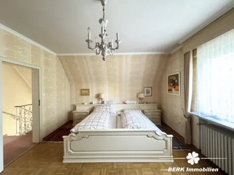 BERK Immobilien – Ein Ort zum Ankommen – Großzügiges Refugium mit Weitblick und Privatsphäre - Schlafzimmer 2 (131192)