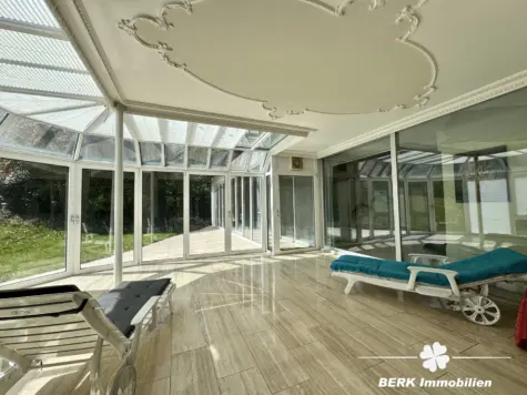 BERK Immobilien – Ein Ort zum Ankommen – Großzügiges Refugium mit Weitblick und Privatsphäre - Wintergarten (131193)