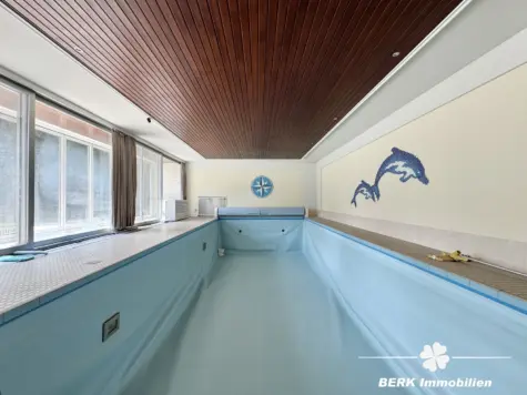 BERK Immobilien – Ein Ort zum Ankommen – Großzügiges Refugium mit Weitblick und Privatsphäre - Schwimmbad (131194)