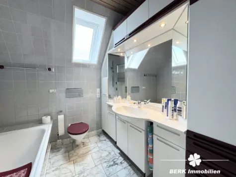 BERK Immobilien – Ein Ort zum Ankommen – Großzügiges Refugium mit Weitblick und Privatsphäre - Bad OG (131200)