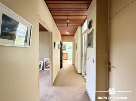 BERK Immobilien – Ein Ort zum Ankommen – Großzügiges Refugium mit Weitblick und Privatsphäre - Flur (131202)