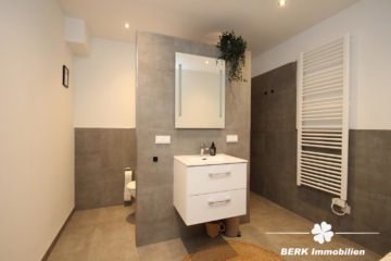BERK Immobilien – TOP- Vermietung nach energetischer Vollsanierung 3-Zi.-Wohnung in Hösbach - Badezimmer (106476)
