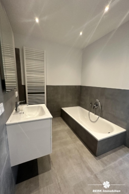 BERK Immobilien – TOP- Vermietung nach energetischer Vollsanierung 3-Zi.-Wohnung in Hösbach - Badezimmer (106477)