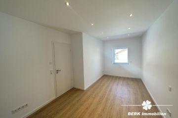 BERK Immobilien – TOP- Vermietung nach energetischer Vollsanierung 3-Zi.-Wohnung in Hösbach - Schlafzimmer (106475)