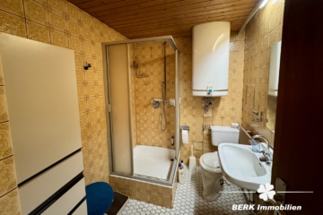 BERK Immobilien – „Zwei Häuser – Ein Preis, mit Entwicklungspotenzial“ - Badezimmer DG (106881)