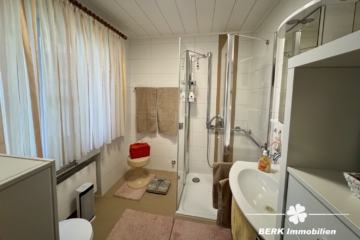 BERK Immobilien – „Zwei Häuser – Ein Preis, mit Entwicklungspotenzial“ - Badezimmer hinteres Haus (106890)