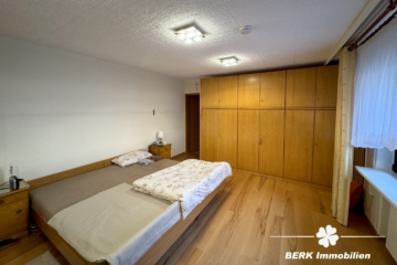 BERK Immobilien – „Zwei Häuser – Ein Preis, mit Entwicklungspotenzial“ - Schlafzimmer hinteres Haus (106891)